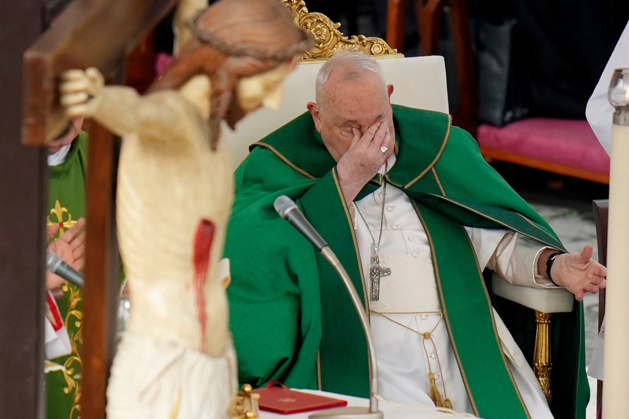 Ausente sobre Francis - Papa con neumonía