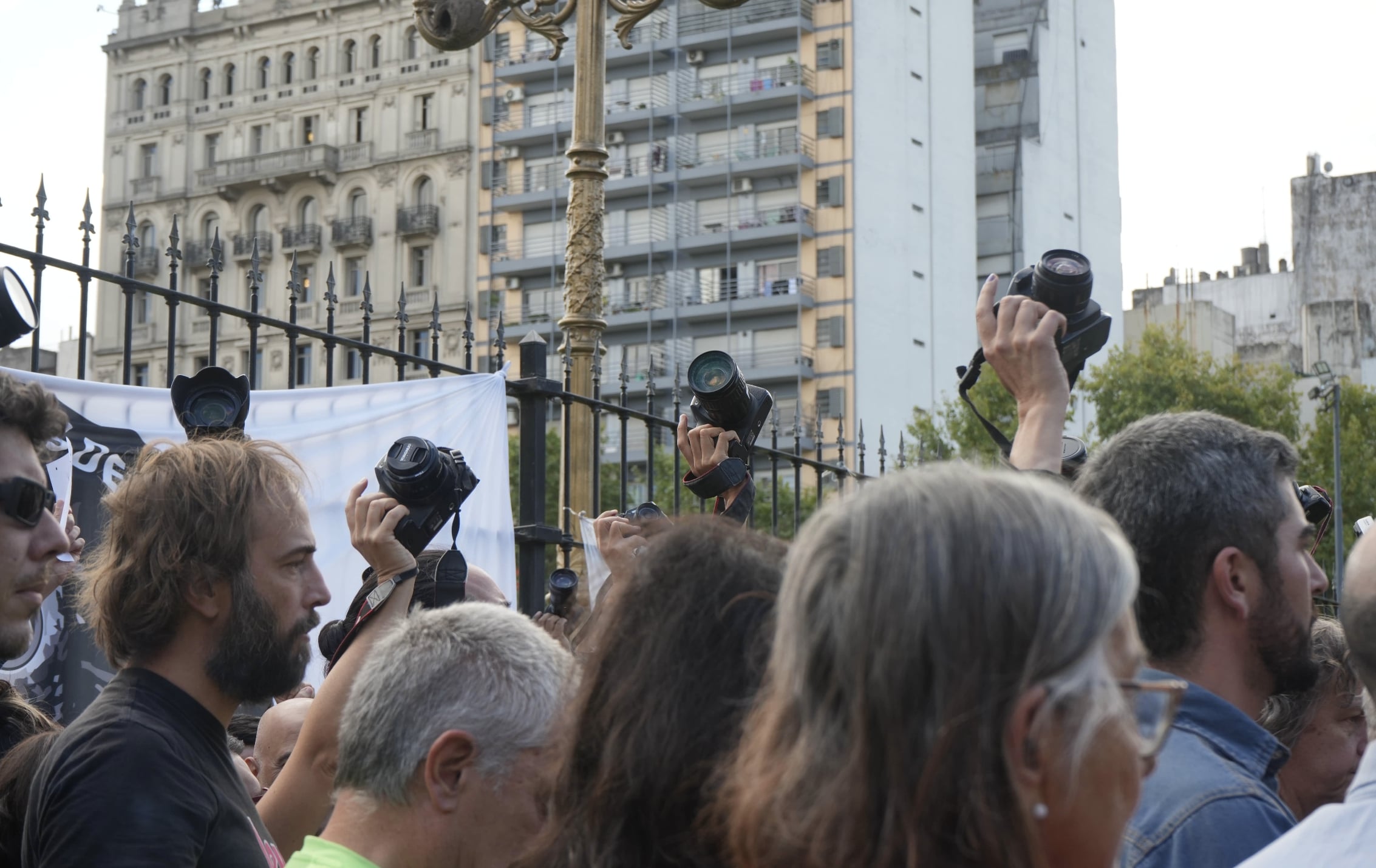 Plaza del Congreso Cientos de fotoperiodistas que vinieron a apoyar a Pablo Grillo