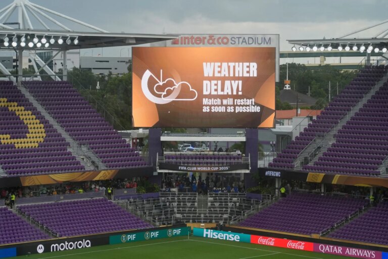 Club World Cup Benfica Lisboa lucha contra Auckland City. La ventaja solo se logra en el tiempo adicional en la primera mitad, por penalización. Después de eso, no continúa por más de dos horas.