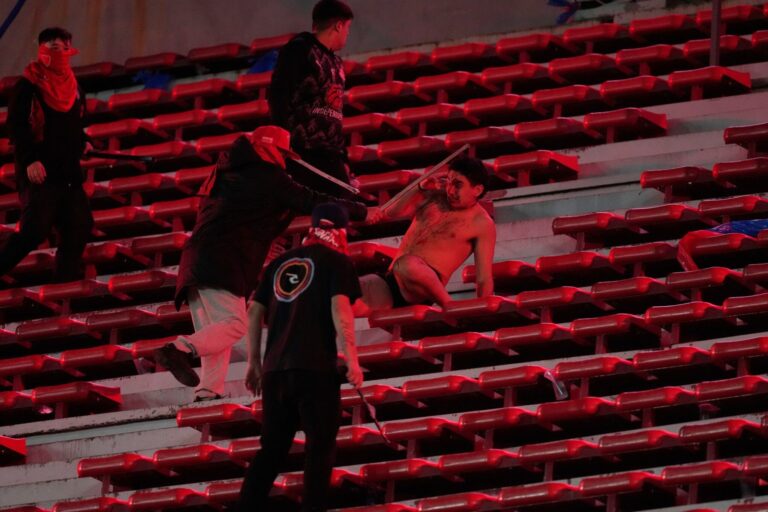 Fútbol En un juego de Copa Sudamericana hay disturbios violentos entre los fanáticos argentinos y chilenos. Para el próximo juego, los independientes ahora tienen que buscar otro estadio.