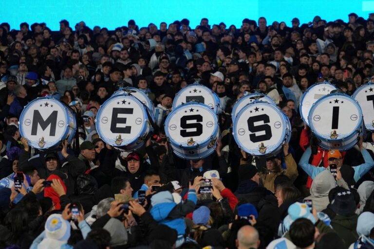 Wm calificación una noche emotiva en Buenos Aires. Messi llega a la plaza con sus hijos. Hay una cierta razón. En cuanto a la Copa del Mundo, hace un anuncio.