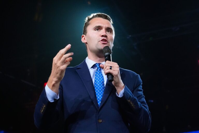 Ataque mortal Más de un mes después de la muerte de Charlie Kirk, Trump rinde homenaje al activista de derecha. Casi al mismo tiempo, su Ministerio de Asuntos Exteriores lanzó una seria amenaza.
