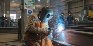 La industria argentina se contrajo un 5% en julio respecto a junio, su caída mensual más pronunciada este año