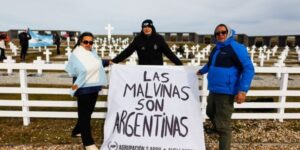 Réplica de la bandera mostrada por la selección argentina de fútbol desplegada en el cementerio de Darwin