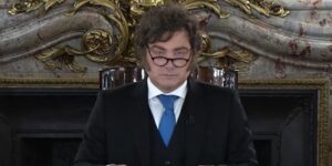 El Espectador compara el impulso de Milei por las Malvinas con el de Galtieri