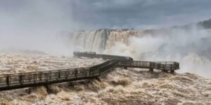 Cataratas del Iguazú cierran al superar caudal del río de 12.000 metros cúbicos por segundo