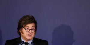 Milei dice que Argentina perseguirá diplomáticamente a las Malvinas: “No creemos en soluciones militares”