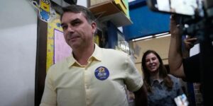 Brasil investiga si Flávio Bolsonaro salió del país vía Argentina tras su derrota